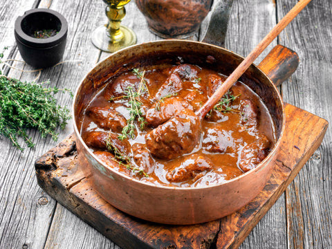 Boeuf braisé aux oignons et vin rouge