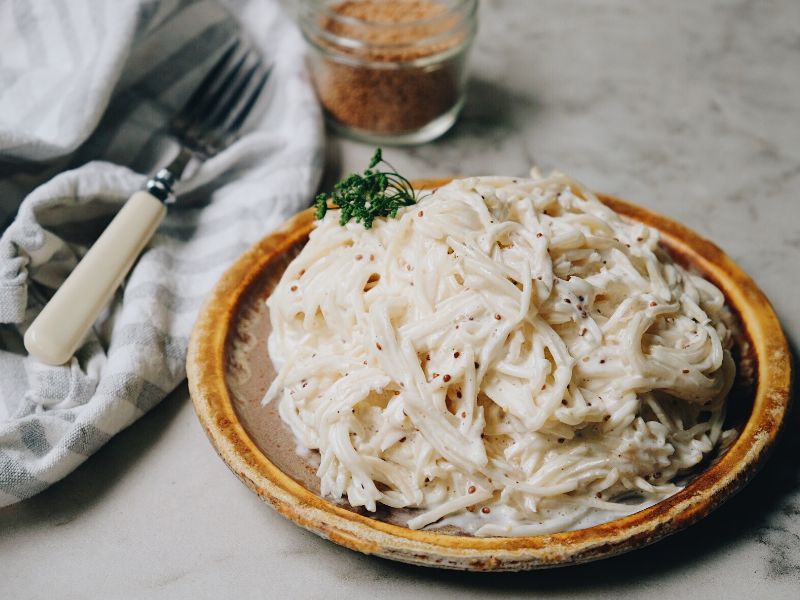 Salade rémoulade de céleri à la mayonnaise légère en sauce dijonnaise