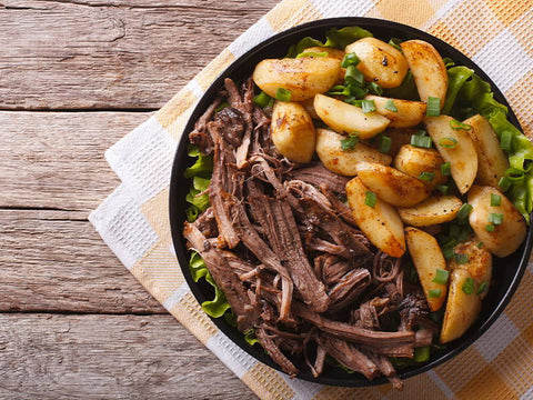 Porchetta de porc effiloché cuit 15 heures dans notre four, sauce BBQ et pommes de terre grelots