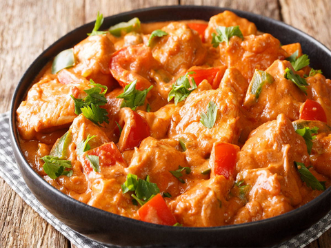 Sauté de poulet, crème aux arachides et aux épinards
