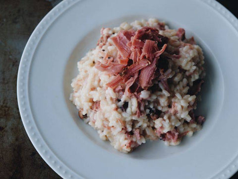 Le risotto crémeux au parmesan et à la viande de bœuf fumé smoked meat