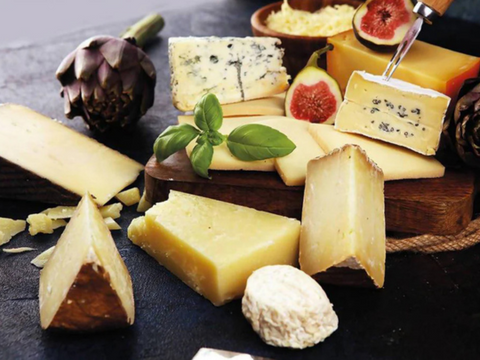 Coffret 10 cheeses from here: Over 1.5kg of fine, artisan cheeses from Quebec!